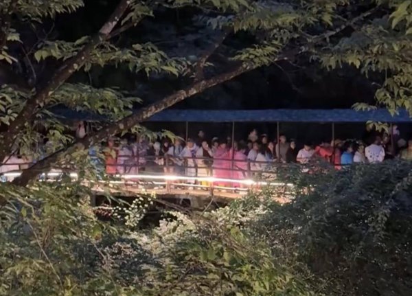 最新股票配资平台 三清山景区突发雷雨致大批游客滞留，有人排队5小时才下山，景区回应